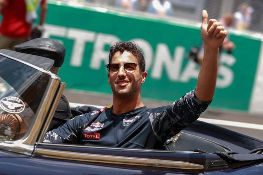 “Sar la mia giornata di gloria?” sembra chiedersi Daniel Ricciardo, con quel sorrisetto da “mo’ ve la faccio vedere io” durante la parata dei piloti prima de GP di Malesia. Forse se lo sentiva davvero... Epa